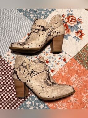 Fergalicious Snake Print Western Ankle Booties Chunky Heel Side Zip Size 8.5